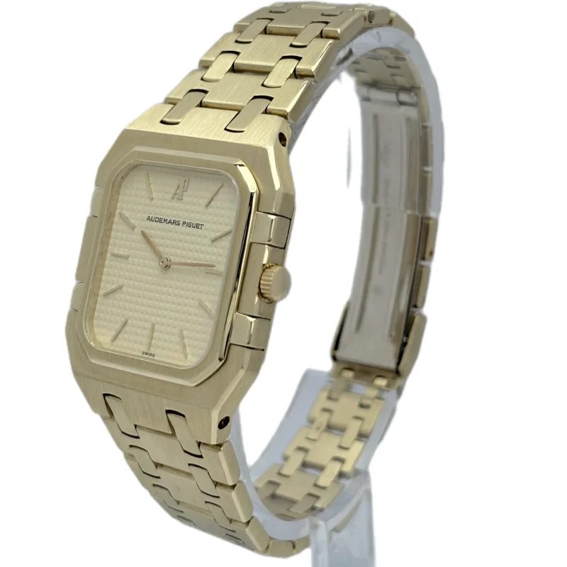 Audemars Piguet Royal Oak Quartz 6009BA – 28 × 38 mm Yellow Gold – view 2