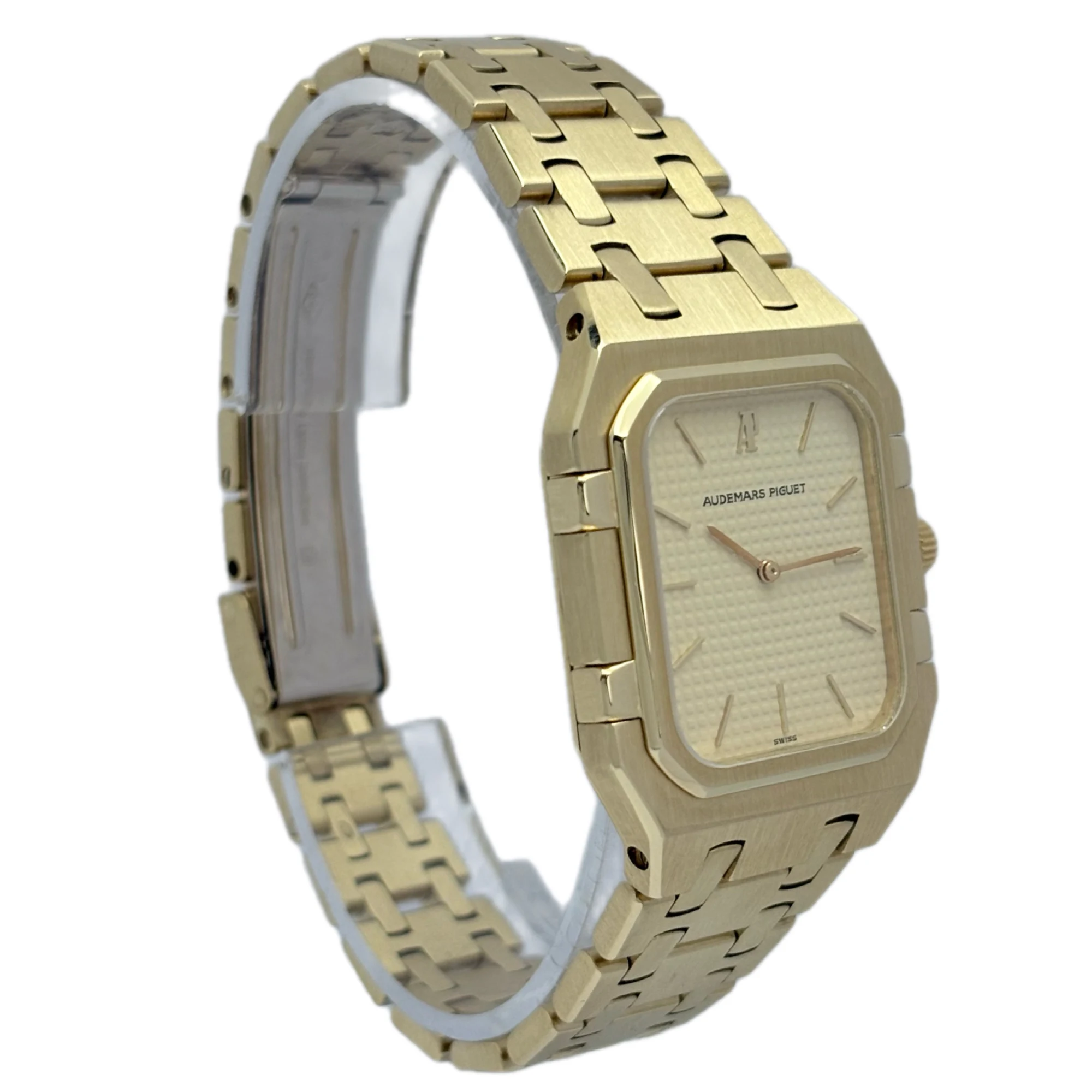 Audemars Piguet Royal Oak Quartz 6009BA – 28 × 38 mm Yellow Gold — gallery view 4