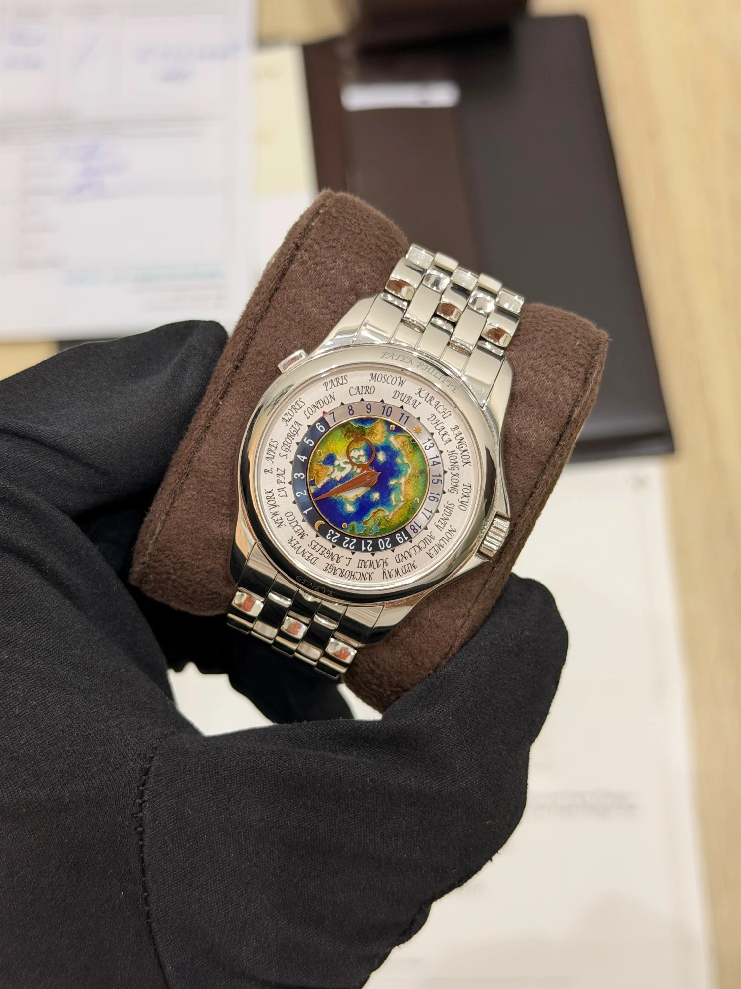 Patek Philippe World Time 5131/1P – 39 mm Platinum — gallery view 2