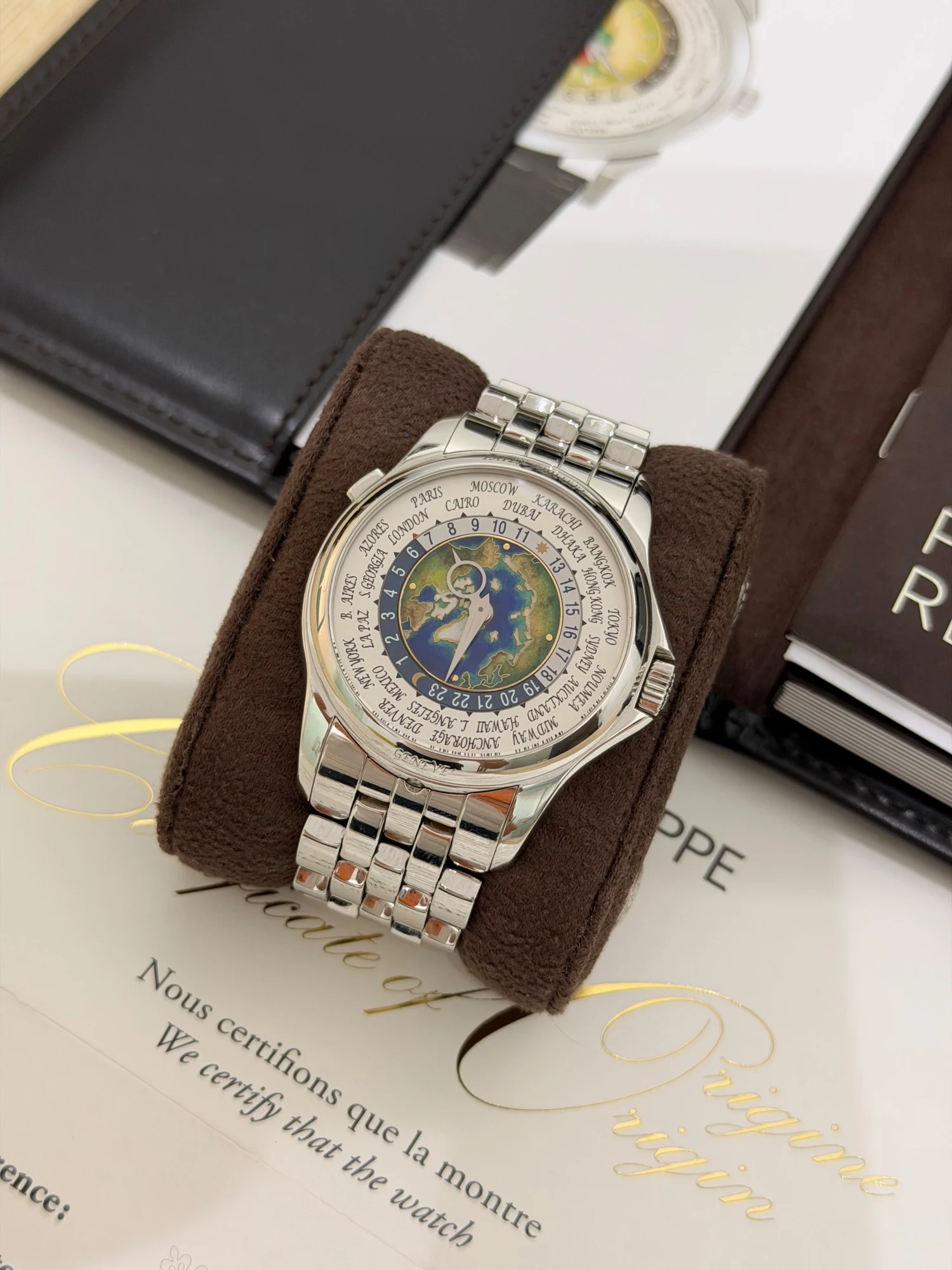 Patek Philippe World Time 5131/1P – 39 mm Platinum — gallery view 4