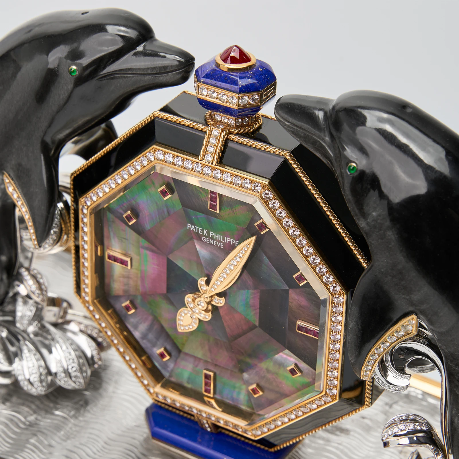 Настольные часы Patek Philippe с дельфинами — золото, бриллианты, перламутр — фото 5